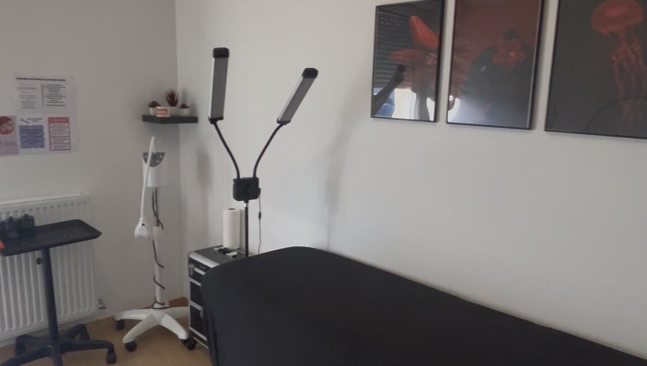 Salle de soins chez GEMSTAVIBE à Muret, Occitanie, FR. Décor moderne avec équipement de beauté.