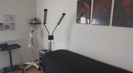 Salle de soins chez GEMSTAVIBE à Muret, Occitanie, FR. Décor moderne avec équipement de beauté.