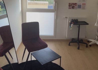 Intérieur élégant de GEMSTAVIBE à Muret, Occitanie, FR avec mobilier moderne et lumière naturelle.