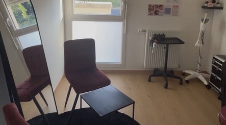 Intérieur élégant de GEMSTAVIBE à Muret, Occitanie, FR avec mobilier moderne et lumière naturelle.