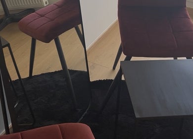 Espace chic avec fauteuil rouge et miroir à GEMSTAVIBE, Muret, Occitanie, FR.