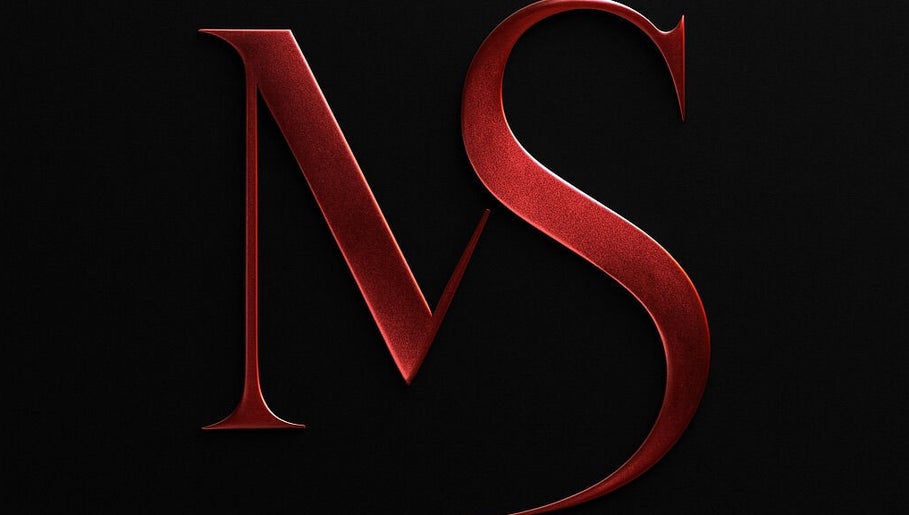 Logo rouge de MAISON SAYA sur fond noir à Muret, Occitanie, FR, symbolisant élégance et sophistication.