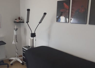 Salle de soins moderne à MAISON SAYA, Muret, Occitanie, FR avec équipements de bien-être.