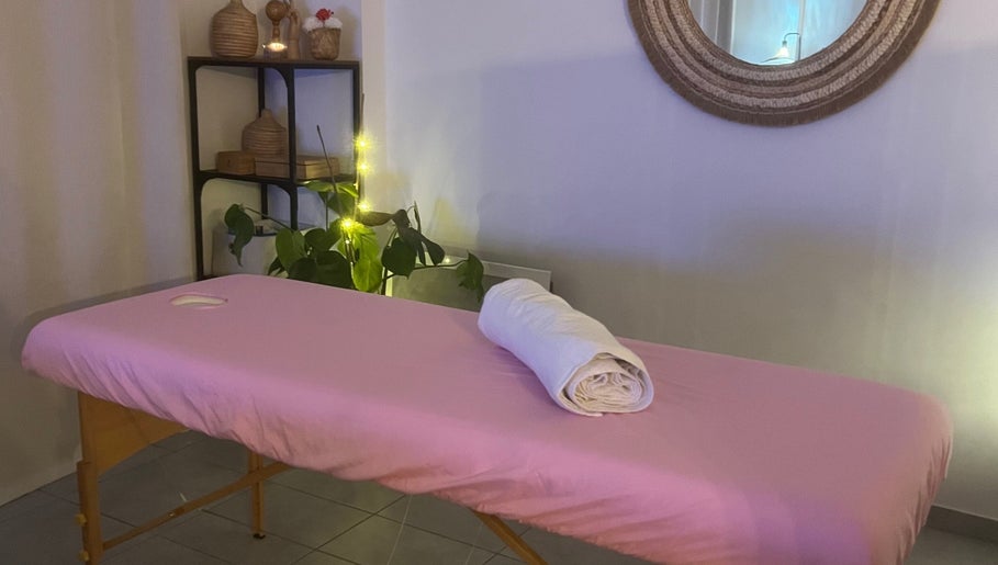 Table de massage à Eva & Sens, Gallargues-le-montueux, Occitanie, FR, ambiance calme et relaxante.