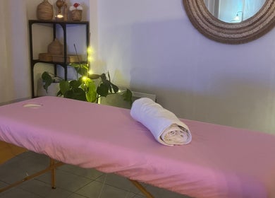 Table de massage à Eva & Sens, Gallargues-le-montueux, Occitanie, FR, ambiance calme et relaxante.