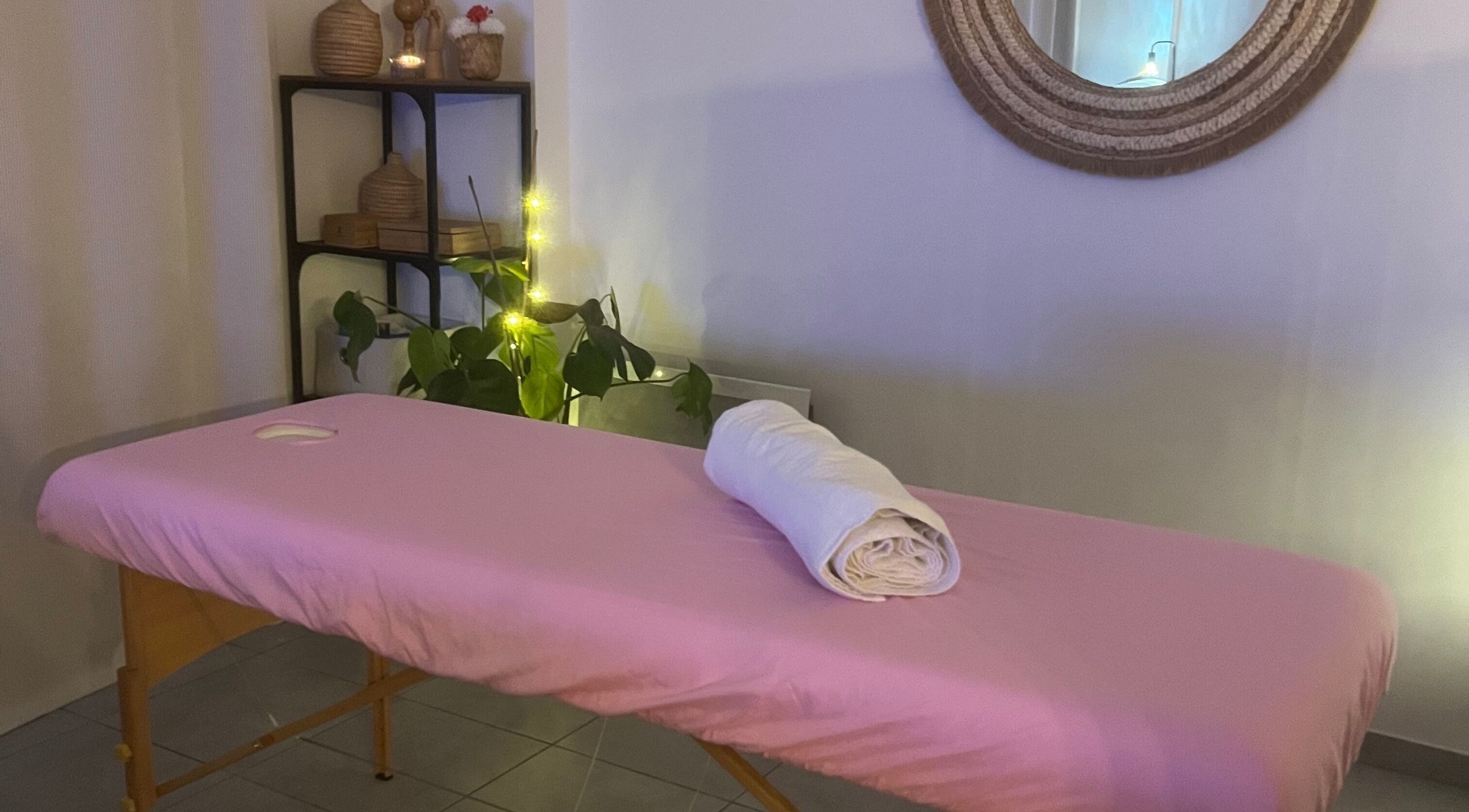 Table de massage à Eva & Sens, Gallargues-le-montueux, Occitanie, FR, ambiance calme et relaxante.