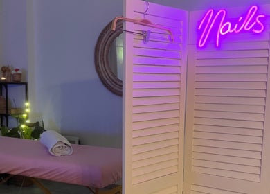 Coin manucure chez Eva & Sens à Gallargues-le-Montueux, Occitanie, FR avec table de massage et déco apaisante.