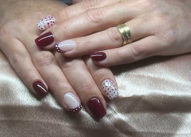 Nail art sophistiqué chez Eva & Sens, Gallargues-le-Montueux, Occitanie, FR. Design chic avec vernis rouge et pois.