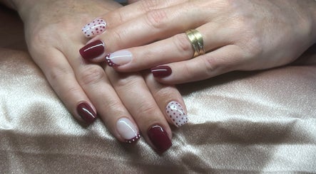 Nail art sophistiqué chez Eva & Sens, Gallargues-le-Montueux, Occitanie, FR. Design chic avec vernis rouge et pois.