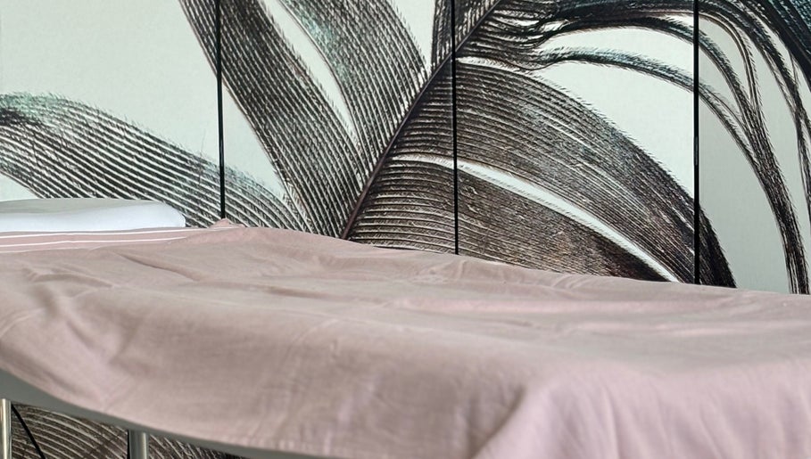 Relaxing massage table in By Atinem, Capelle Aan Den Ijssel, Zuid-holland, NL with elegant decor.