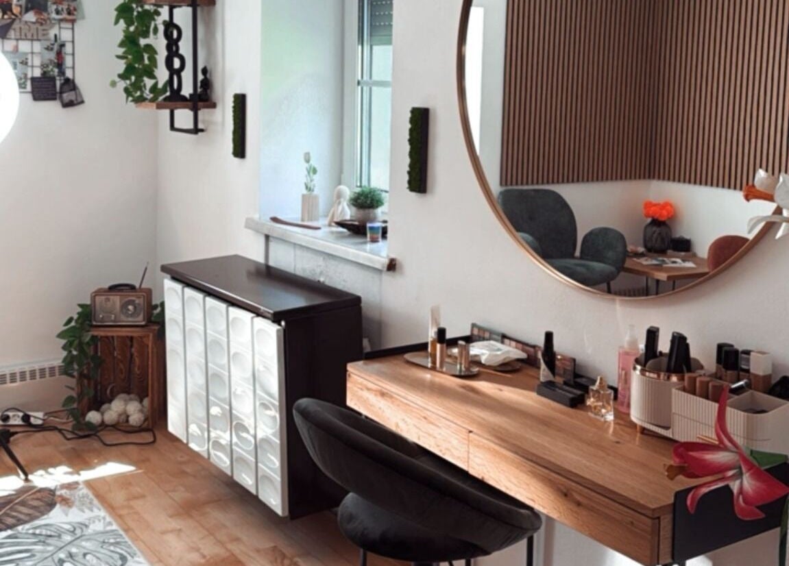 Elegantes Interieur bei Beauty & Style in Linz - Pichling, Oberösterreich, AT mit stilvollem Spiegel und Dekor.