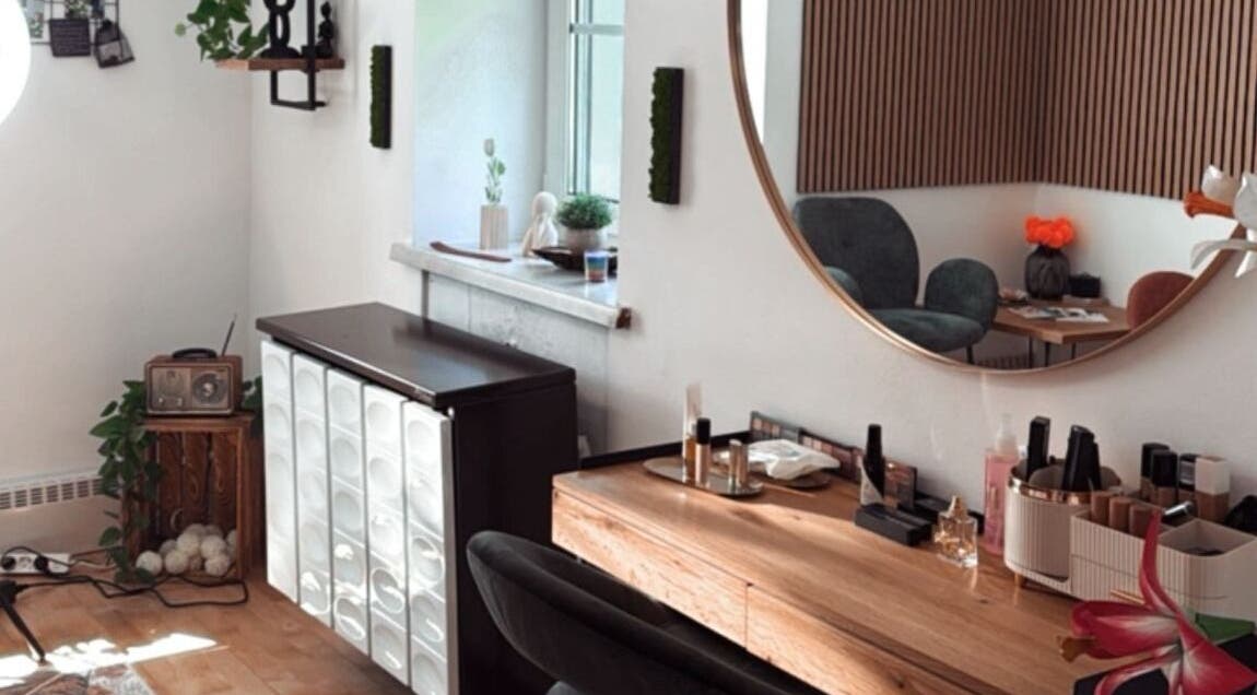Elegantes Interieur bei Beauty & Style in Linz - Pichling, Oberösterreich, AT mit stilvollem Spiegel und Dekor.