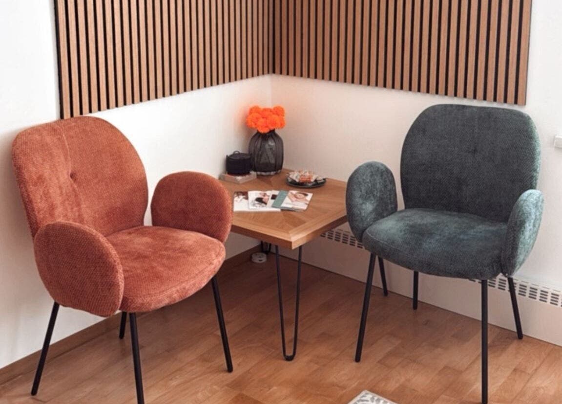 Gemütlicher Wartebereich bei Beauty & Style, Linz - Pichling, Oberösterreich, AT, mit zwei modernen Sesseln.
