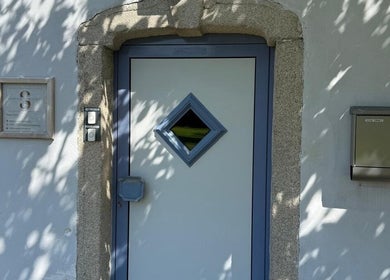 Haupteingang von Beauty & Style in Linz - Pichling, Oberösterreich, AT, mit blauer Tür im Freien.