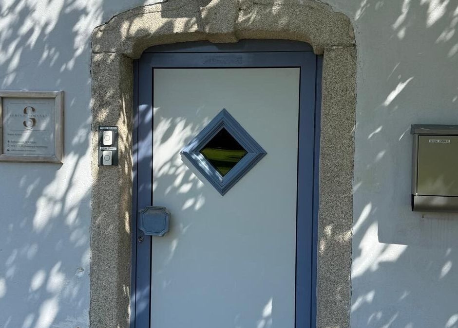 Haupteingang von Beauty & Style in Linz - Pichling, Oberösterreich, AT, mit blauer Tür im Freien.