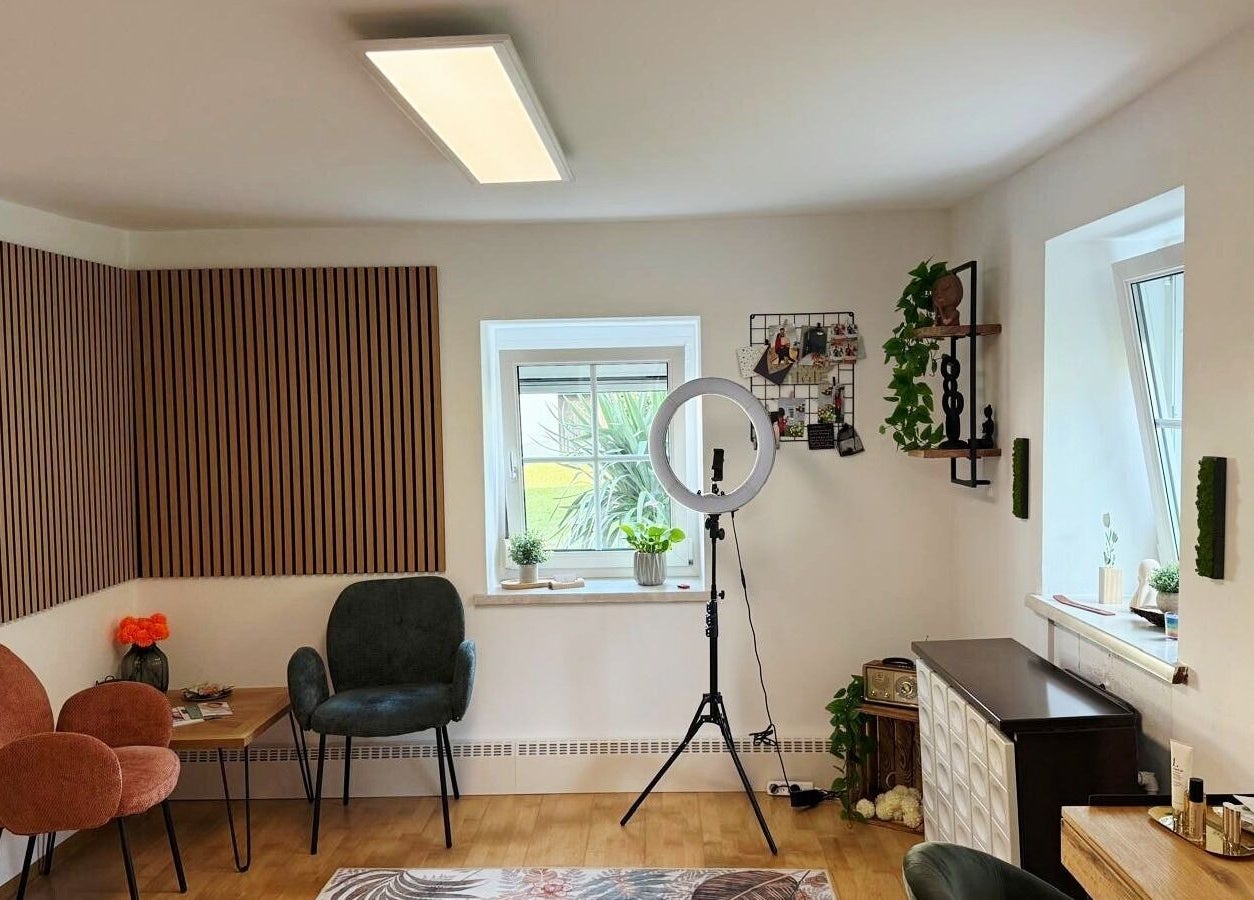 Innenraum von Beauty & Style in Linz - Pichling, Oberösterreich, AT, elegant dekoriert mit stilvollen Möbeln.