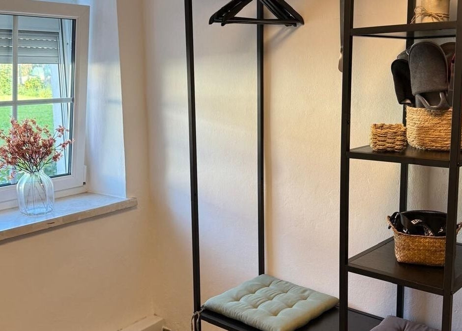 Gemütlicher Warteraum bei Beauty & Style, Linz - Pichling, Oberösterreich, AT, mit dekorativen Details.