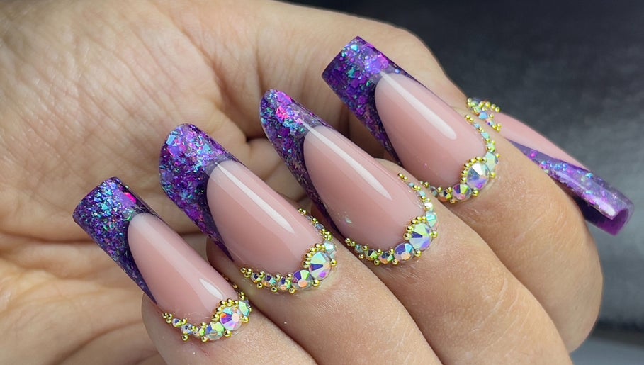 Nail art éclatant violet avec strass par Thomas Nail Artist, Herstal, Région Wallonne, BE.
