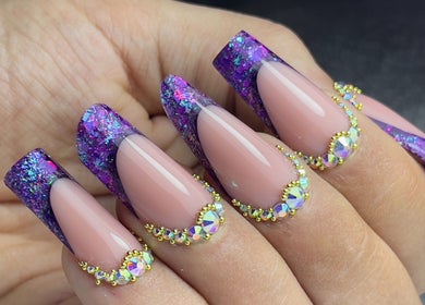Nail art éclatant violet avec strass par Thomas Nail Artist, Herstal, Région Wallonne, BE.