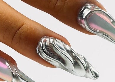 Manucure chrome éclatante par Thomas Nail Artist à Herstal, Région Wallonne, BE.