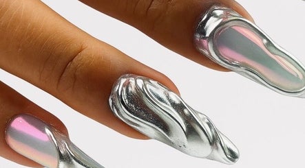 Manucure chrome éclatante par Thomas Nail Artist à Herstal, Région Wallonne, BE.
