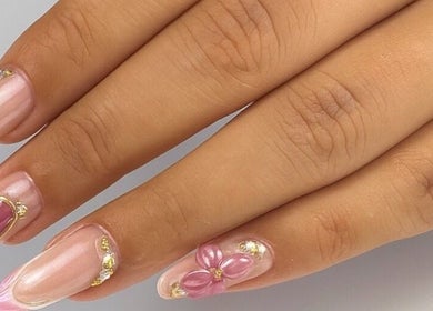 Manucure avec motifs floraux par Thomas Nail Artist à Herstal, Région Wallonne, BE, style chic.