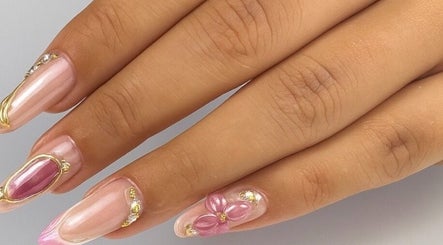 Manucure avec motifs floraux par Thomas Nail Artist à Herstal, Région Wallonne, BE, style chic.