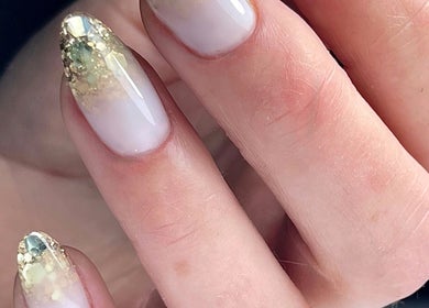 Manucure élégante avec paillettes dorées par Thomas Nail artist à Herstal, Région Wallonne, BE.