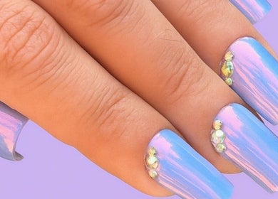 Design ongles irisés avec pierres précieuses par Thomas Nail artist à Herstal, Région Wallonne, BE.