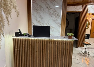 Recepción moderna en Divinas beauty salon, San Pedro Sula, Departamento De Cortés, HN con decoración de madera.