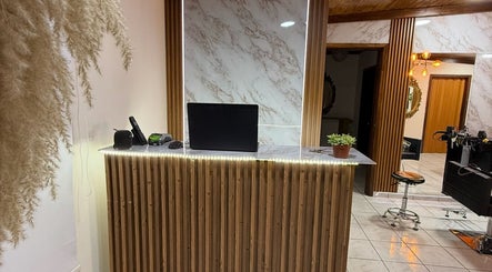 Recepción moderna en Divinas beauty salon, San Pedro Sula, Departamento De Cortés, HN con decoración de madera.