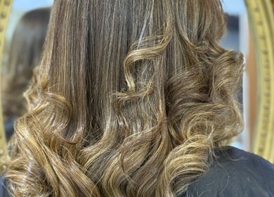 Cabello con rizos dorados en Divinas beauty salon, San Pedro Sula, Departamento De Cortés, HN.