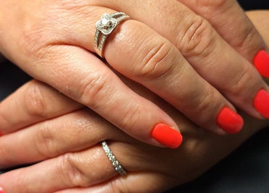 Ongles rouges avec bague élégante à Nail Passion Studio, Muzillac, Bretagne, FR.