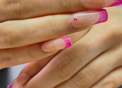 Manucure élégante avec des ongles roses à Nail Passion Studio, Muzillac, Bretagne, FR.