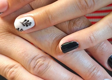 Manucure élégante en noir et blanc à Nail Passion Studio, Muzillac, Bretagne, FR.