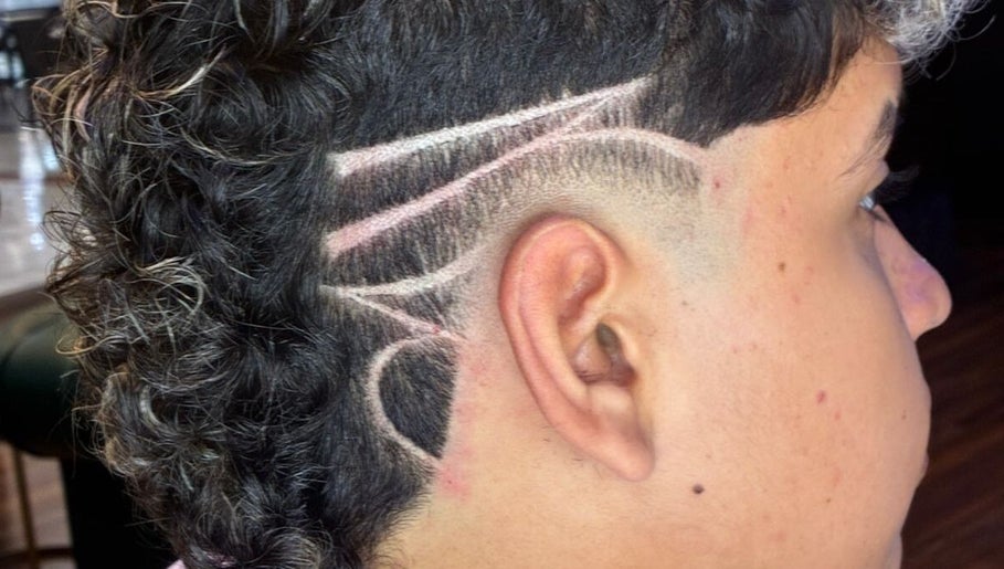 Corte de cabello artístico en The barber 09, Neiva, Huila, CO, mostrando modernos diseños en el lateral.