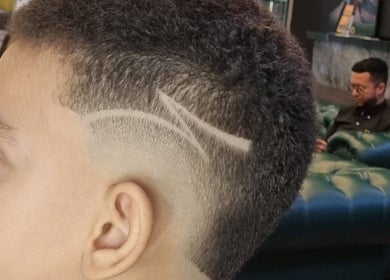 Corte de cabello moderno en The barber 09, Neiva, Huila, CO, destacando líneas precisas y diseño creativo.