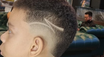 Corte de cabello moderno en The barber 09, Neiva, Huila, CO, destacando líneas precisas y diseño creativo.
