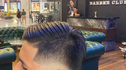 Cliente con estilo moderno en The barber 09, Neiva, Huila, CO, frente al mostrador decorativo.