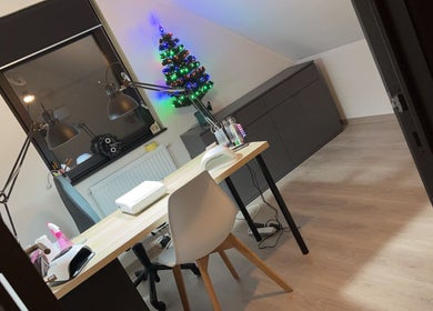 Intérieur Sarah~nails11.01 à Comines-Warneton avec table et décoration festive.