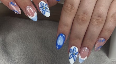 Design floral bleu sur ongles à Sarah~nails11.01, Comines-warneton, Région Wallonne, BE.