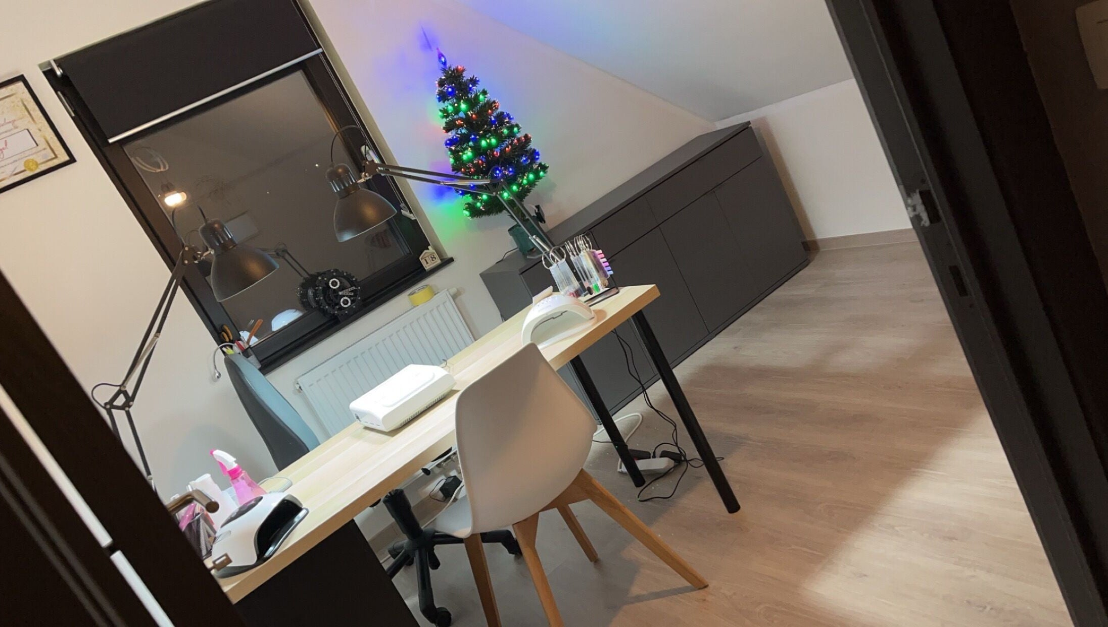 Espace manucure décoré pour Noël chez Sarah~nails à Ploegsteert, Région Wallonne, BE.