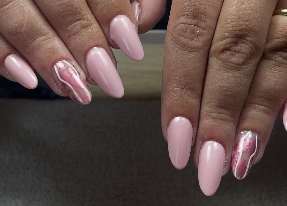 Manucure rose élégante à Sarah~nails, Ploegsteert, Région Wallonne, BE. Design subtil et moderne.