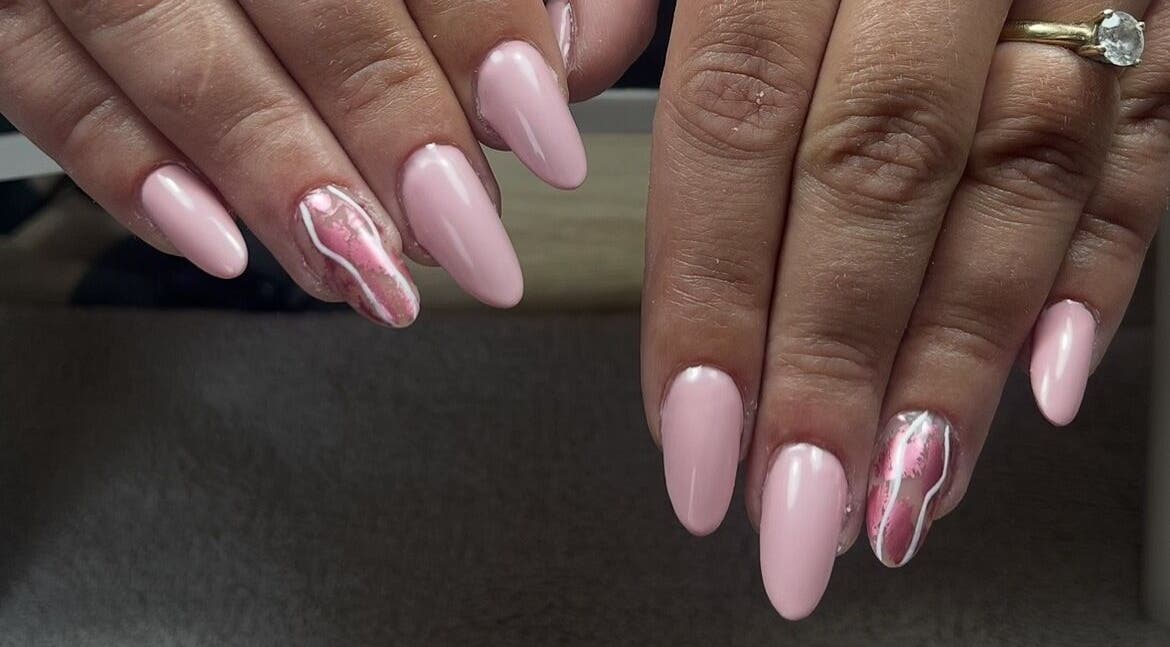 Manucure rose élégante à Sarah~nails, Ploegsteert, Région Wallonne, BE. Design subtil et moderne.