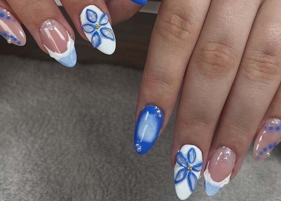 Nail art floral bleu chez Sarah~nails, Ploegsteert, Région Wallonne, BE.
