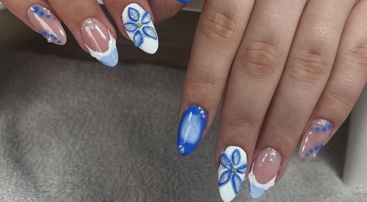 Nail art floral bleu chez Sarah~nails, Ploegsteert, Région Wallonne, BE.