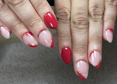 Ongles élégants rouges et dorés chez Sarah~nails, Ploegsteert, Région Wallonne, BE.