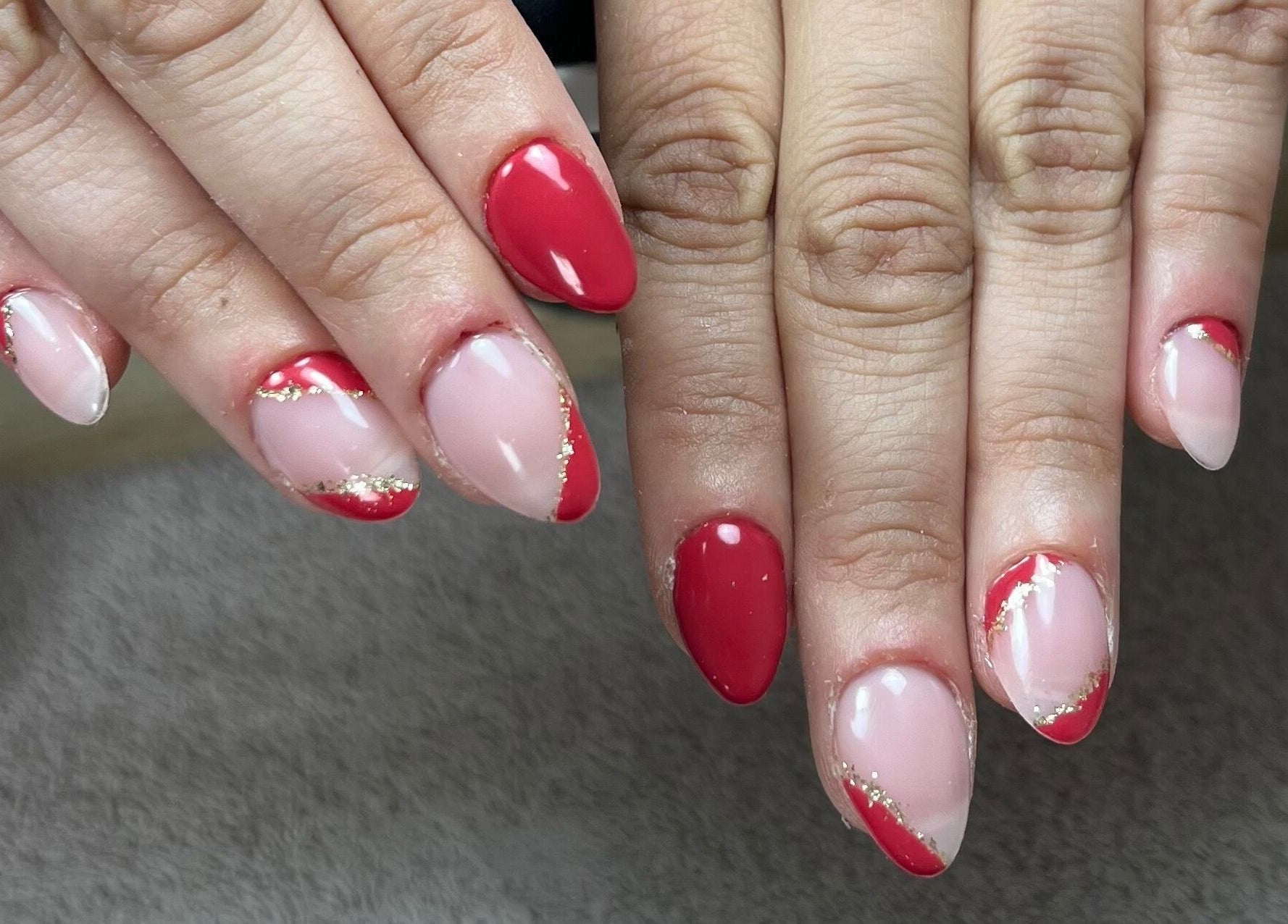 Ongles élégants rouges et dorés chez Sarah~nails, Ploegsteert, Région Wallonne, BE.