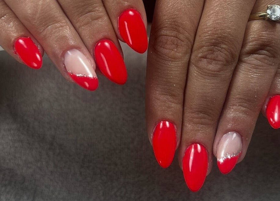 Ongles rouges élégants à Sarah~nails, Ploegsteert, Région Wallonne, BE.