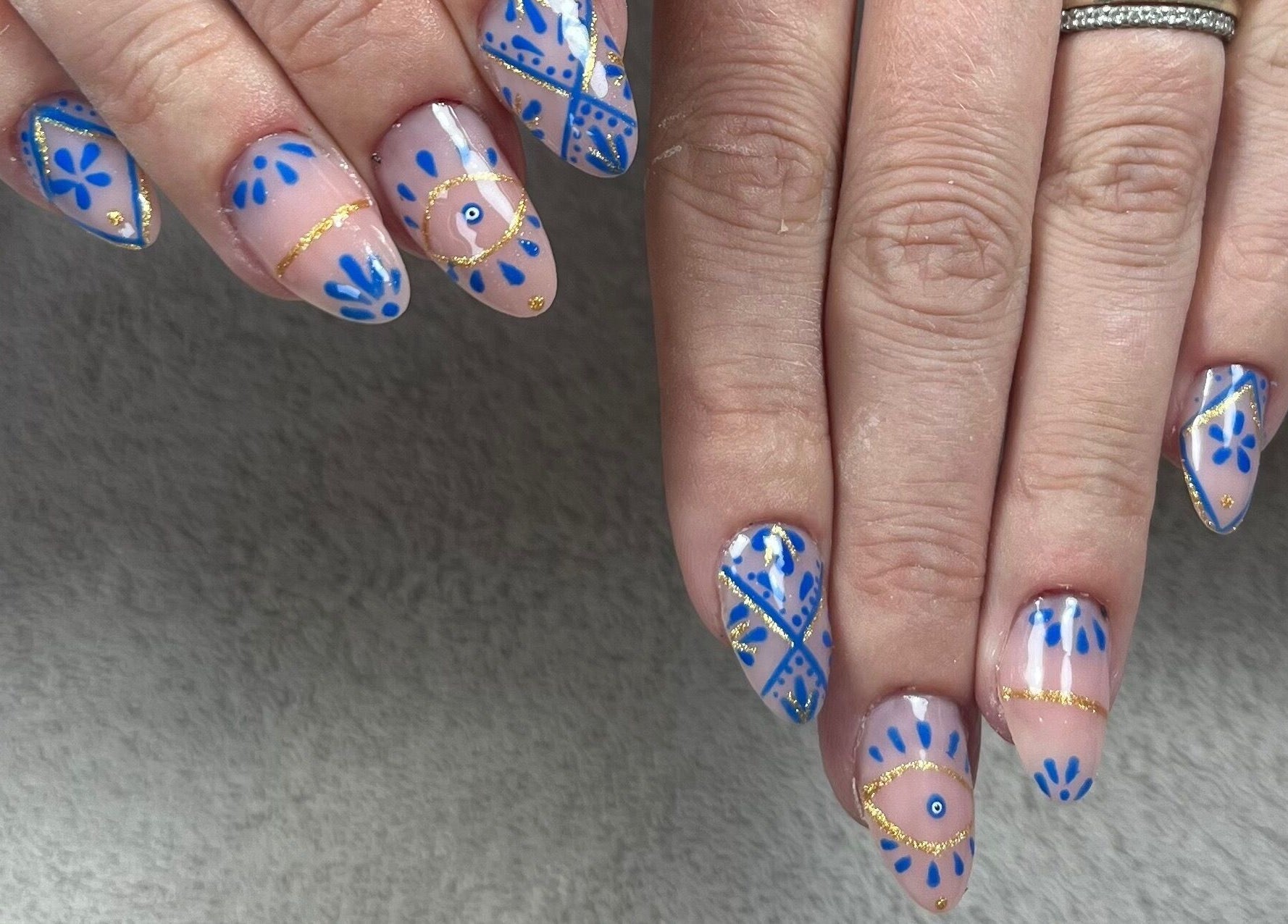 Nail art floral bleu et or chez Sarah~nails, Ploegsteert, Région Wallonne, BE, élégance et créativité.